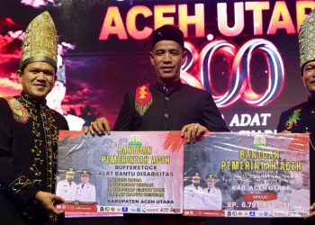 Wagub Aceh Dek Fadh Serahkan Bantuan Rp. 6,78 Miliar untuk Aceh Utara