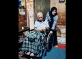 Bunda Salma Serahkan Kursi Roda untuk Warga Lumpuh