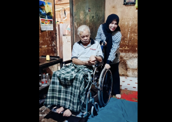 Bunda Salma Serahkan Kursi Roda untuk Warga Lumpuh
