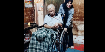 Bunda Salma Serahkan Kursi Roda untuk Warga Lumpuh