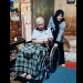 Bunda Salma Serahkan Kursi Roda untuk Warga Lumpuh