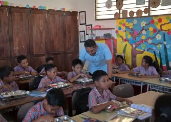 Serunya Sudaryono Makan MBG Bareng Siswa di Kupang