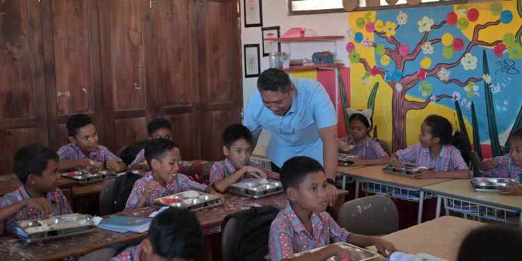 Serunya Sudaryono Makan MBG Bareng Siswa di Kupang