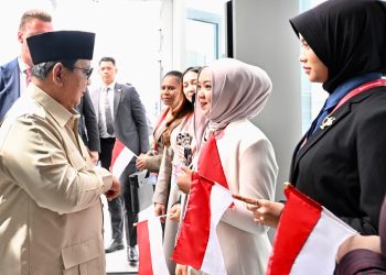 Sapaan Hangat Mahasiswa Indonesia Sambut Kedatangan Presiden Prabowo di Vladivostok