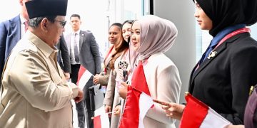 Sapaan Hangat Mahasiswa Indonesia Sambut Kedatangan Presiden Prabowo di Vladivostok