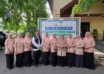 Jumat Berkah, Plt Ketua DWP Aceh Berbagi dengan Keluarga Pasien di Rumah Singgah RSUDZA