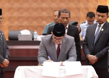Plt Sekda Aceh dan Pimpinan DPRA Teken Persetujuan Bersama KUA-PPAS Aceh 2027