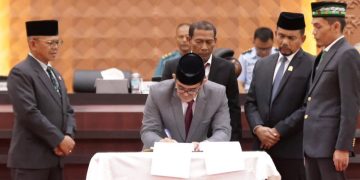 Plt Sekda Aceh dan Pimpinan DPRA Teken Persetujuan Bersama KUA-PPAS Aceh 2027
