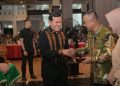 Dek Fadh Hadiri Sertijab Pangdam Iskandar Muda, Serahkan Cinderamata kepada Mayjen Joko Hadi Susilo