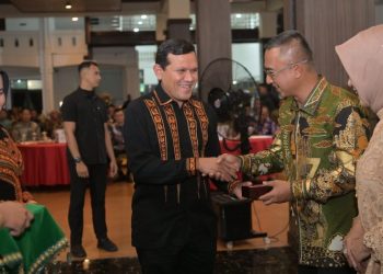 Dek Fadh Hadiri Sertijab Pangdam Iskandar Muda, Serahkan Cinderamata kepada Mayjen Joko Hadi Susilo