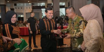 Dek Fadh Hadiri Sertijab Pangdam Iskandar Muda, Serahkan Cinderamata kepada Mayjen Joko Hadi Susilo