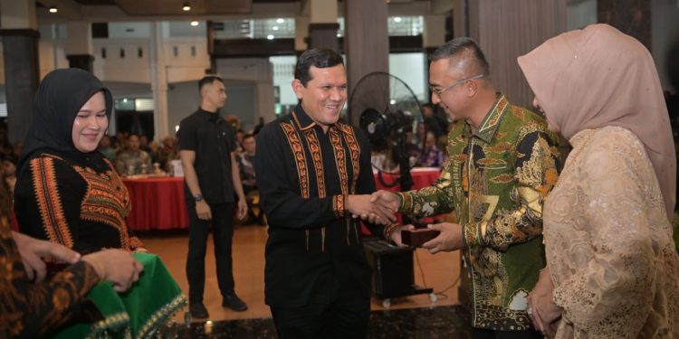 Dek Fadh Hadiri Sertijab Pangdam Iskandar Muda, Serahkan Cinderamata kepada Mayjen Joko Hadi Susilo
