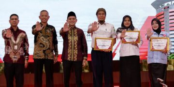 Dek Fadh Bersama Wakil Ketua KPK Serahkan Penghargaan Desa Antikorupsi kepada 15 Gampong di Aceh