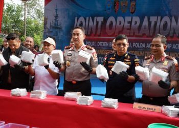 Wagub Aceh Dek Fadh Dampingi Kapolri di Pidie, Apresiasi Pengungkapan Lab Sabu Ilegal dan Bantuan Huntap