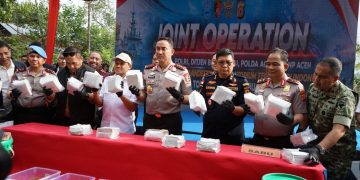 Wagub Aceh Dek Fadh Dampingi Kapolri di Pidie, Apresiasi Pengungkapan Lab Sabu Ilegal dan Bantuan Huntap