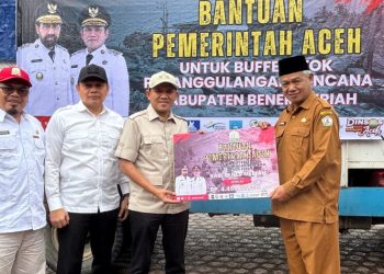 Wagub Aceh Dek Fadh Serahkan Bantuan Buffer Stock Penanggulangan Bencana untuk Bener Meriah dan Aceh Tengah