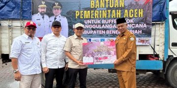 Wagub Aceh Dek Fadh Serahkan Bantuan Buffer Stock Penanggulangan Bencana untuk Bener Meriah dan Aceh Tengah
