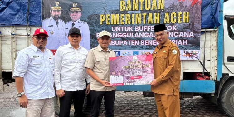 Wagub Aceh Dek Fadh Serahkan Bantuan Buffer Stock Penanggulangan Bencana untuk Bener Meriah dan Aceh Tengah